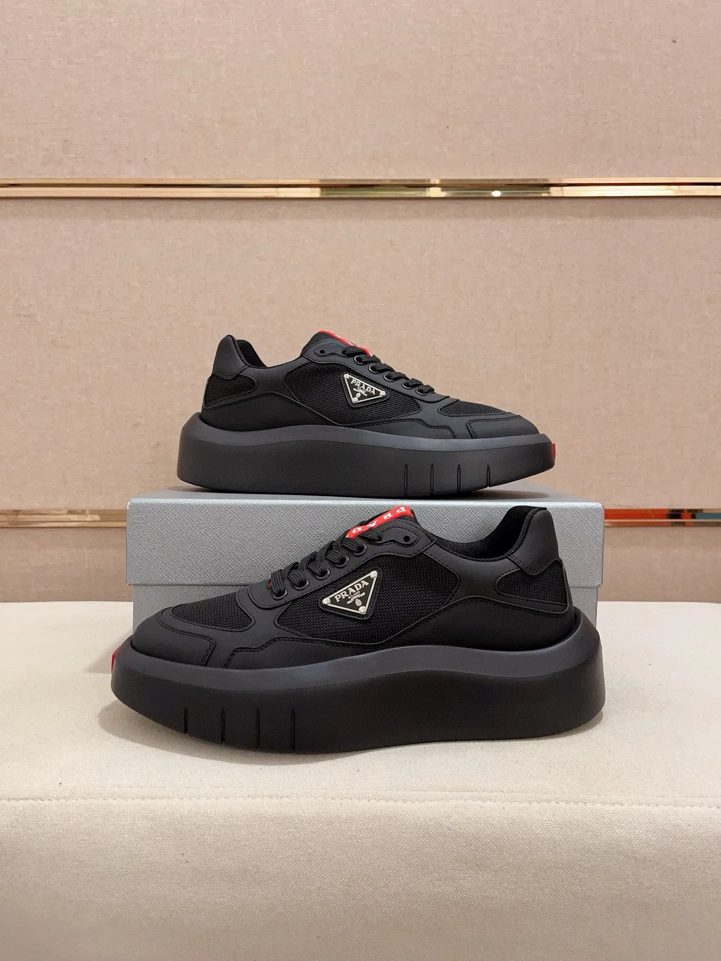 Factory price 620💰 ✔️✔️✔️Higher version High-quality new PRADA (Prada) counters are launched simultaneously. New men's shoes and 😘fabric are made of high-tech glue-spraying technology. Lining: Full cowhide lining. 👍🏿 High-end ☄️ air-cushion molded anti-slip rubber outsole, exquisite lines, simple and elegant, comfortable and high-end for leisure travel. Code number: 38 to 45 (can be customized to 46 to 47, non-refundable)